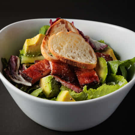 アボカドと自家製ベーコンのシーザーサラダ　ハーフサイズ｜芝公園でハンバーガーのテイクアウト・デリバリーならMUNCH'S BURGER SHACK