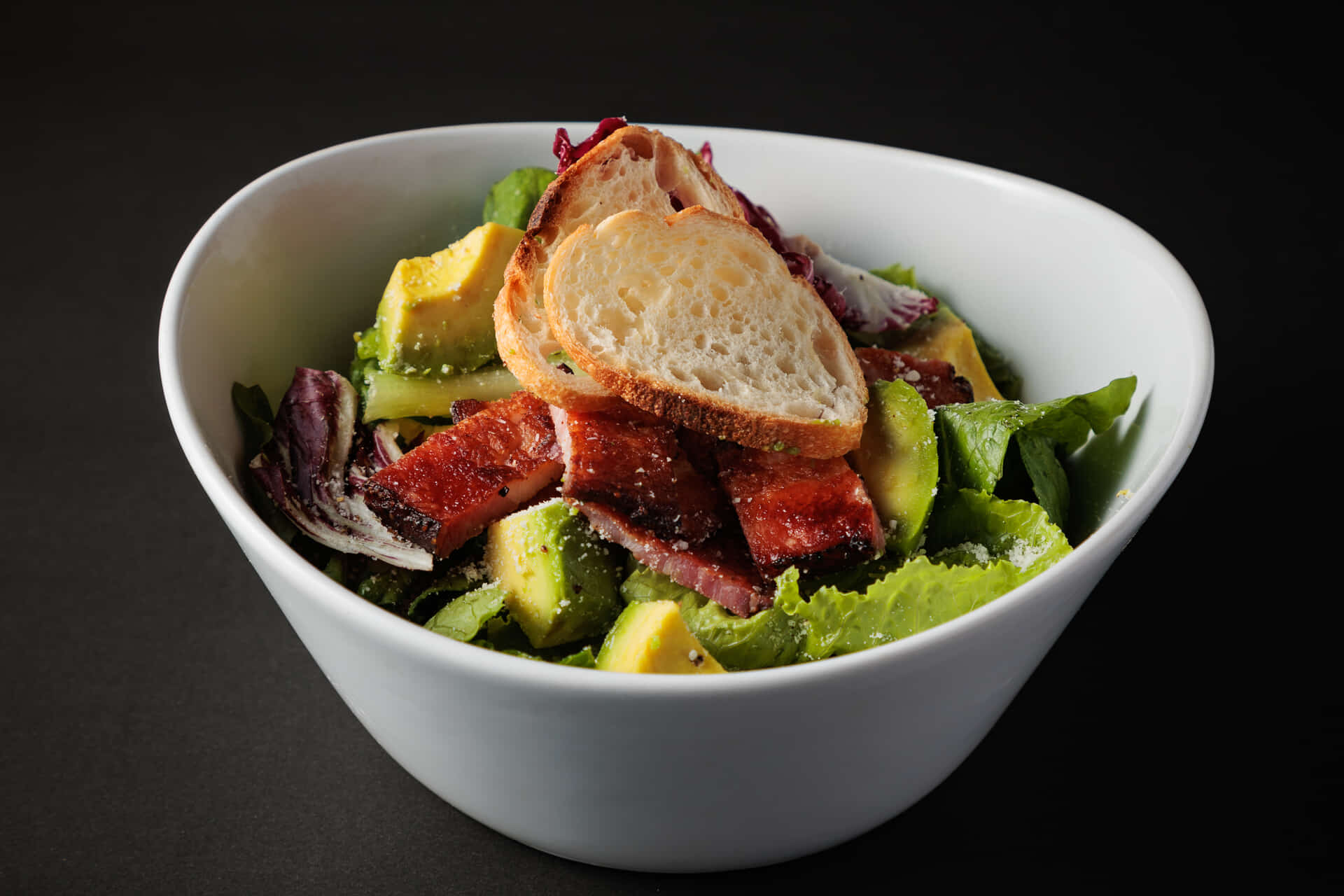 アボカドと自家製ベーコンのシーザーサラダ アボカドと自家製ベーコンのシーザーサラダ ハーフサイズ|芝公園でハンバーガーのテイクアウト・デリバリーならMUNCH'S BURGER SHACK